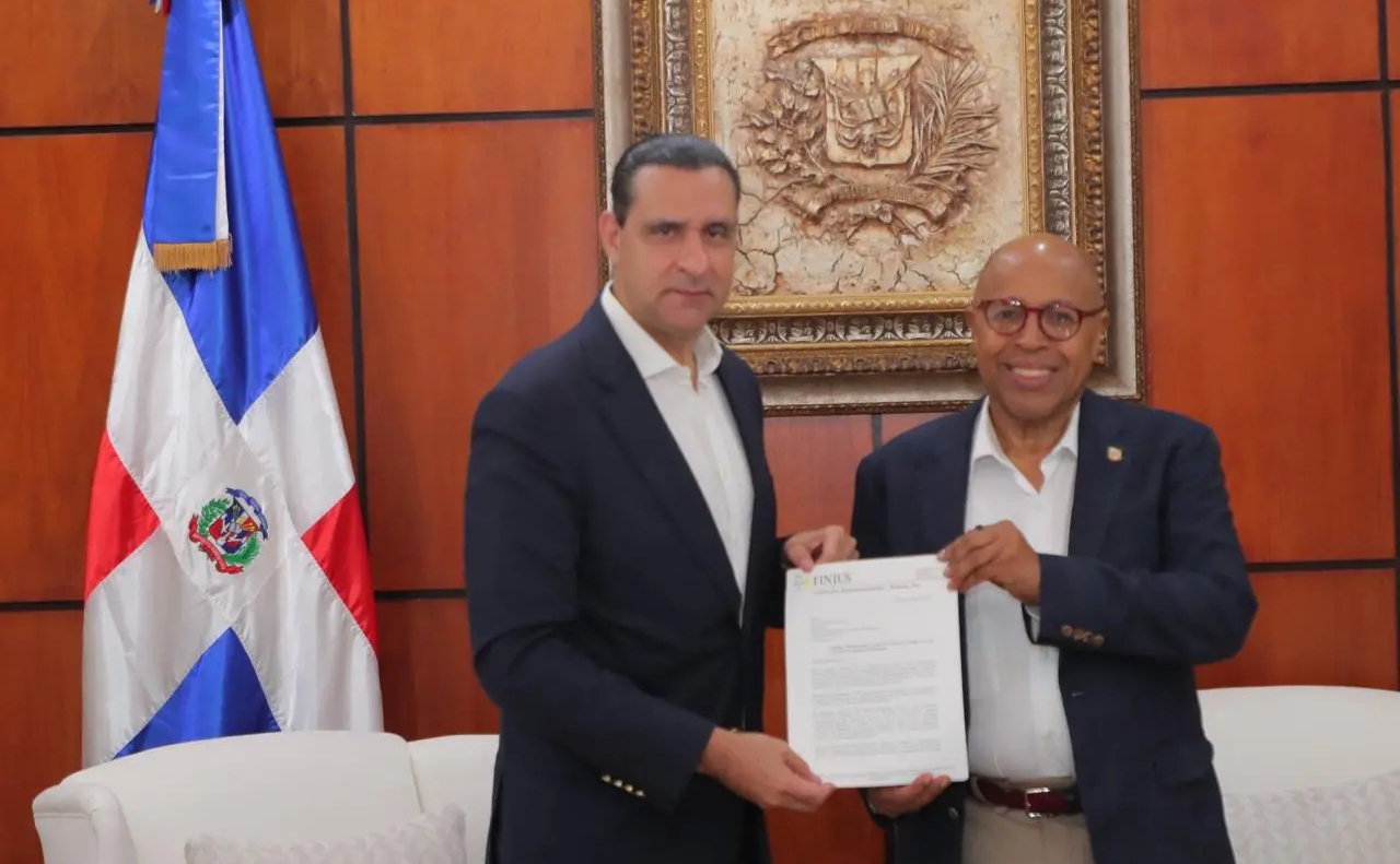 Servio Tulio Castaños entrega análisis técnico del CPP a Alfredo Pacheco.