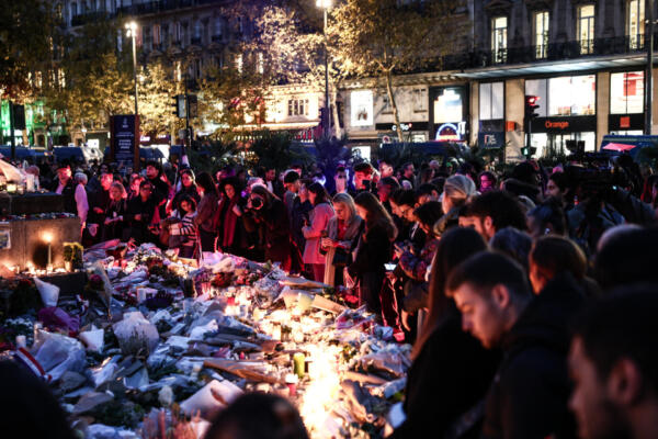 Personas se reúnen frente a un memorial improvisado en la Plaza de la República de París el 13 de noviembre de 2025, durante el aniversario de la década de los atentados terroristas del 13 de noviembre de 2015 en los que murieron 130 civiles. (Foto de Thibaud MORITZ / AFP)
