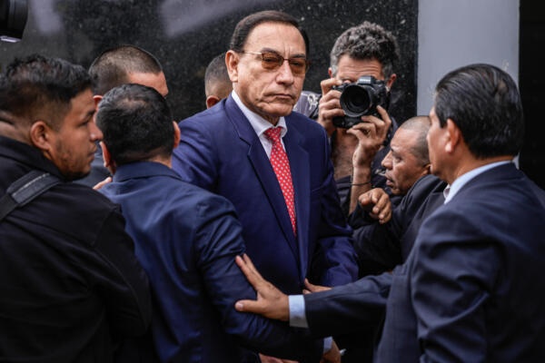 El expresidente de Perú Martin Vizcarra reacciona a su llegada a la sala judicial este miércoles, en el centro de Lima (Perú). EFE/ John Reyes Mejia
