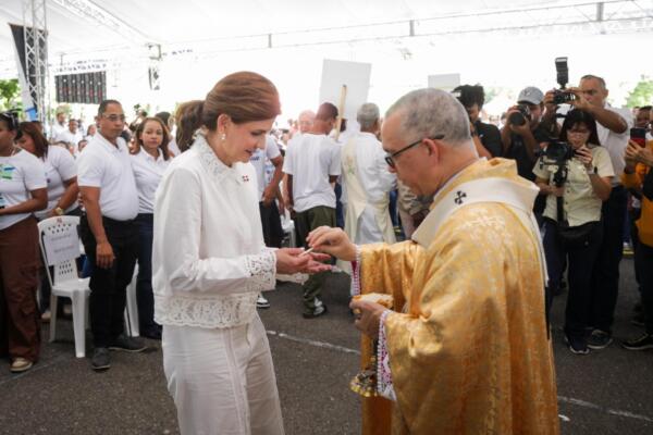 Raquel Peña da “un paso por la familia” junto a cientos de feligreses católicos
