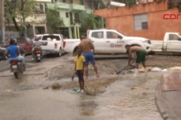 Los moradores amanecieron canalizando el agua desbordada de una cañada.