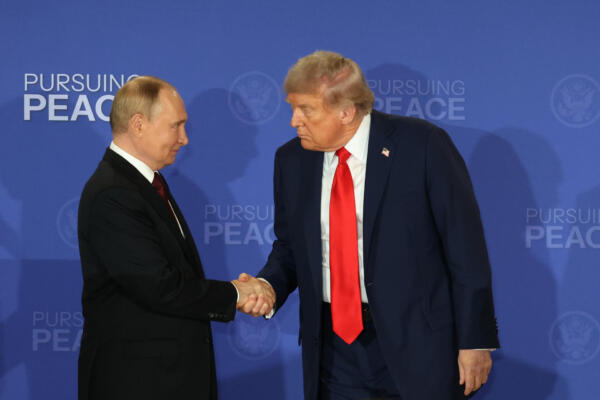 FOTO ARCHIVO. El presidente de Rusia, Vladimir Putin (i), y su homólogo de Estados Unidos, Donald Trump, se saludan al finalizar una declaración conjunta este viernes, en Anchorage (Estados Unidos). EFE/ Octavio Guzmán
