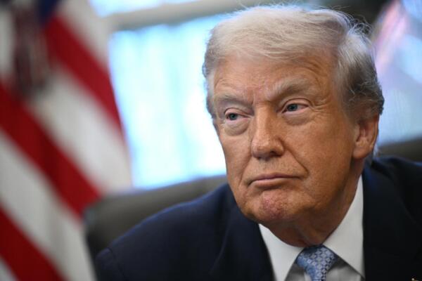El presidente estadounidense Donald Trump observa durante una reunión con el Grupo de Trabajo de la Casa Blanca sobre la Copa Mundial de la FIFA 2026 en el Despacho Oval de la Casa Blanca en Washington, D.C., el 17 de noviembre de 2025. (Foto de Brendan Smialowski / AFP)
