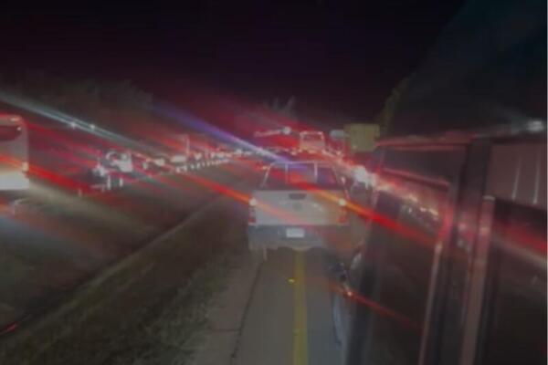 Reportan gran taponamiento vehicular por accidente de camión en autovía del Este