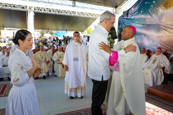 El presidente Luis Abinader junto al  monseñor Manuel Antonio Ruiz de la Rosa.