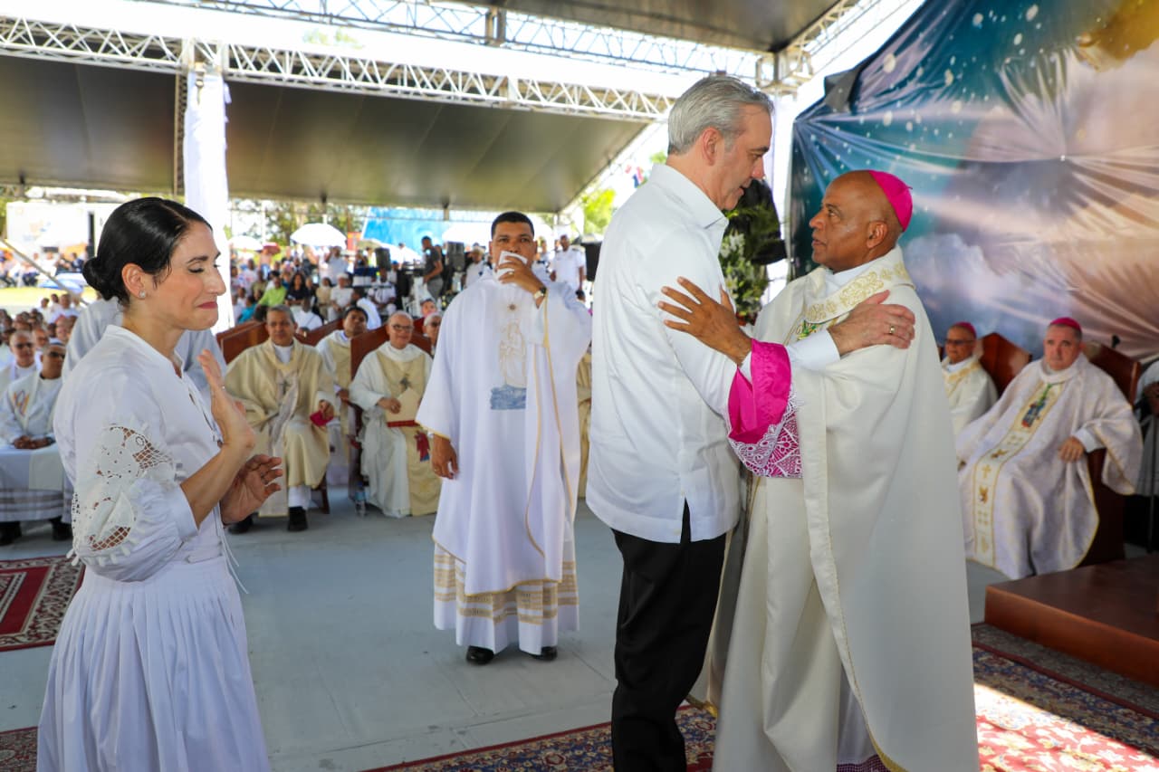 Presidente Abinader participa en emotiva ceremonia por la creación canónica del monseñor Manuel Antonio Ruiz de la Rosa