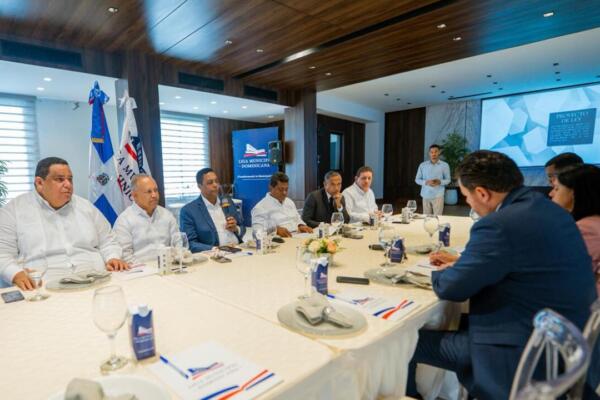 Primera sesión de trabajo de la Liga Municipal Dominicana junto a una comisión de alcaldes y senadores. Foto: Fuente Externa