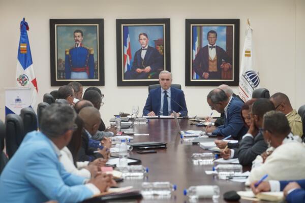 Ministro de Educación se reúne con directores para fortalecer calidad educativa