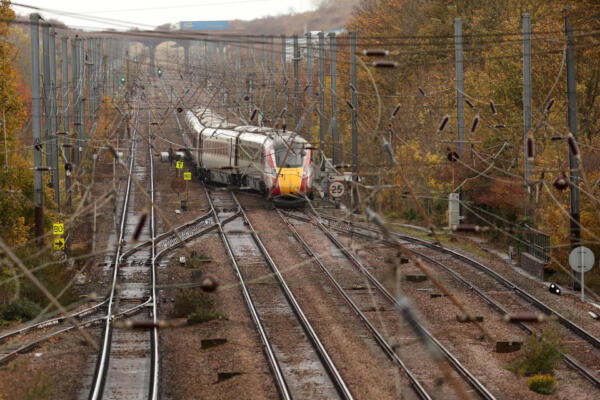 El tren Azuma de LNER, donde se produjo un apuñalamiento masivo, sale de la estación de Huntingdon, en el este de Inglaterra, el 3 de noviembre de 2025.