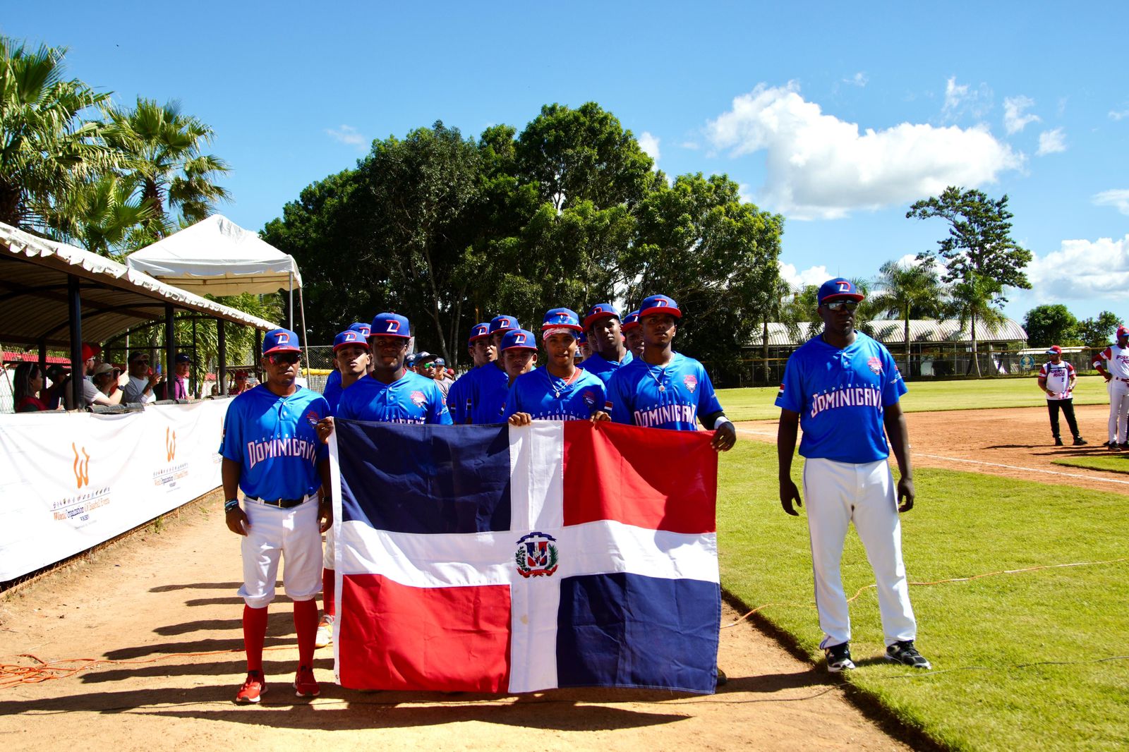 Entre los equipos participantes se encuentran: Venezuela, Colombia, Puerto Rico, Curazao, Canadá, Estados Unidos, México, New York, Worgbev Angels, Worgbev Imperials y los anfitriones de la República Dominicana.