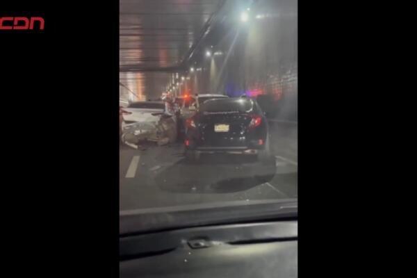 Las labores en la escena incluyeron control del tránsito y atención inicial a los ocupantes de los vehículos.