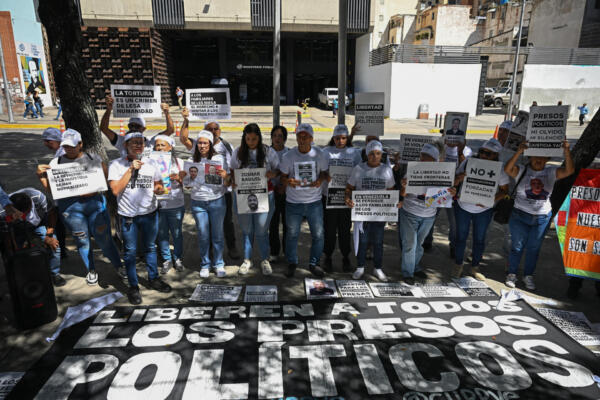 Familiares de presos políticos participan en una manifestación frente a la Fiscalía General de Caracas el 18 de noviembre de 2025, exigiendo su liberación. (Foto: Federico PARRA / AFP)
