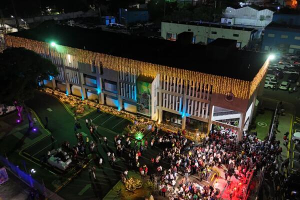 Con encendido de luces y un llamado a la unidad familiar por parte del director general Andrés Cueto, Coraasan le dio la bienvenida a la navidad.
