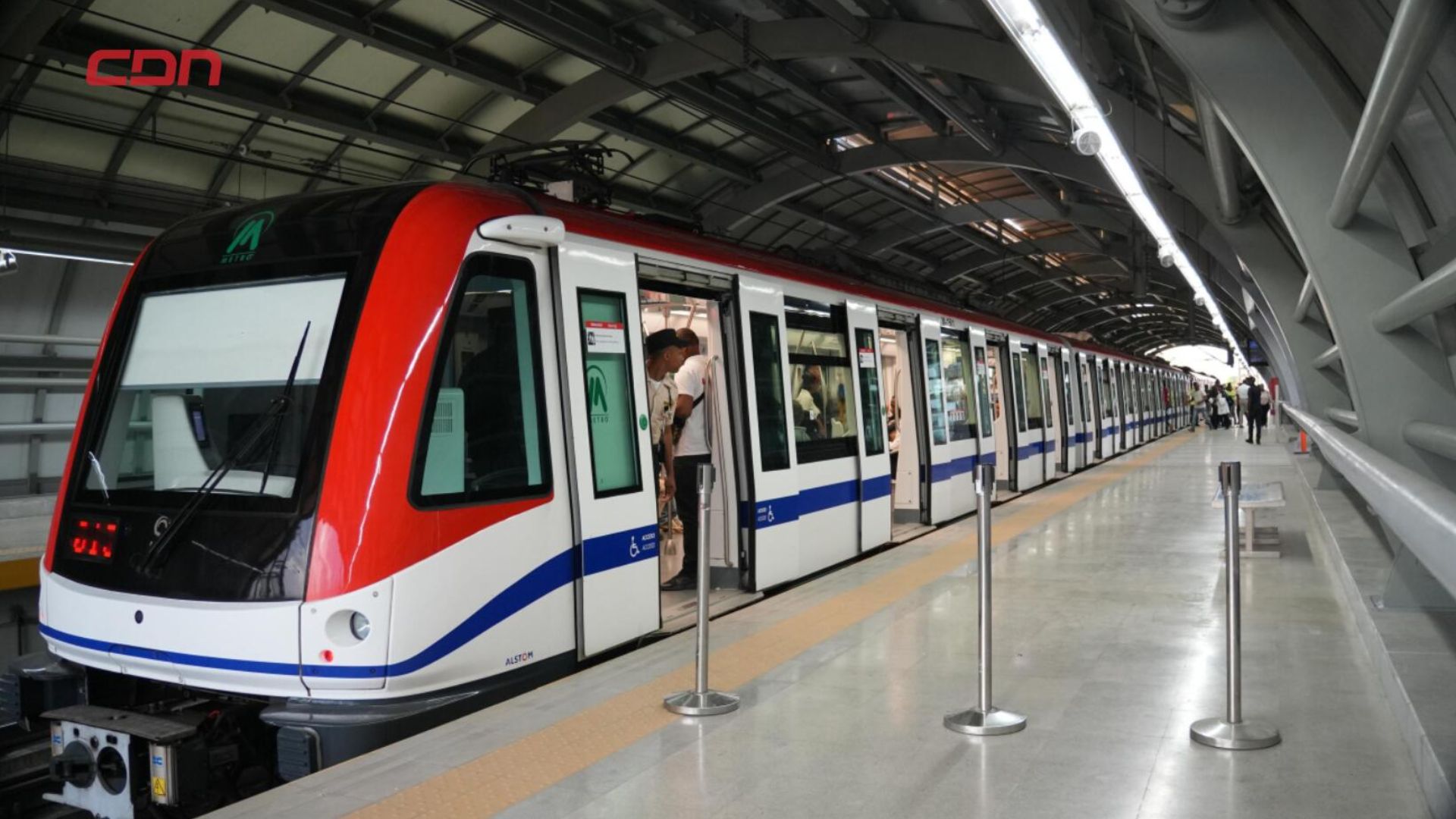 Tren del Metro detenido en estación durante apagón nacional