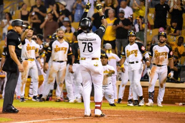 Las Águilas Cibaeñas vinieron desde atrás para vencer a los Gigantes del Cibao en la pelota invernal