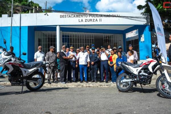 Las dos motocicletas donadas por el Propeep a la Policía Nacional en La Zurza II. Foto: Fuente externa