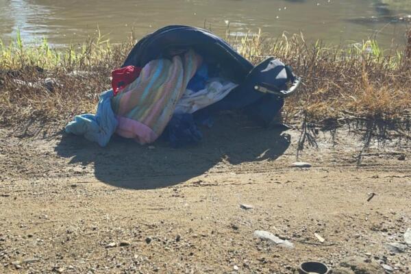 Según informaron comunitarios, el bulto lo vieron flotando en la corriente del canal.