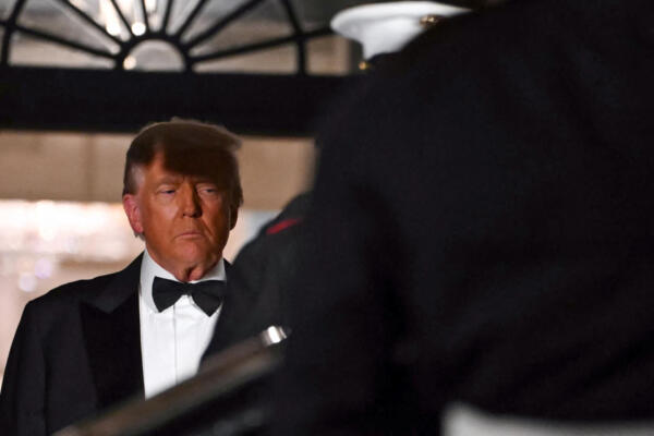 El presidente de Estados Unidos, Donald Trump, sale a recibir al príncipe heredero y primer ministro del Reino de Arabia Saudita, Mohammed bin Salman, antes de una cena de Estado en la Casa Blanca en Washington, D.C., el 18 de noviembre de 2025. (Foto de ANDREW CABALLERO-REYNOLDS / AFP)
