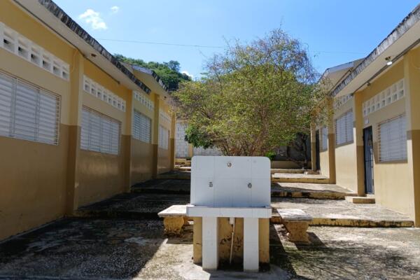 El desplome se produjo debido a la acumulación de agua en la parte posterior del plantel educativo.