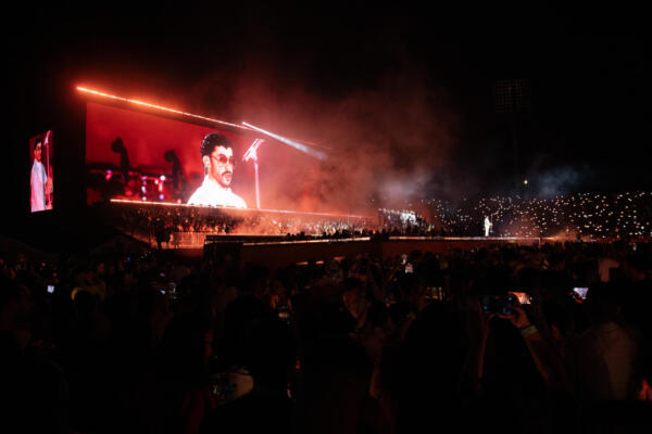 Bad Bunny durante su presentación en el Estadio Olímpico de Santo Domingo.
