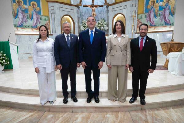 Alieska Díaz, vicepresidente ejecutivo senior Administrativo; Ian Rondón, vicepresidente ejecutivo AFI Reservas; doctor Leonardo Aguilera, presidente ejecutivo de Banreservas; Ana Pou, vicepresidente ejecutivo senior Capital Humano, Tecnología y Operaciones; y Juan Alberto Mustafá, vicepresidente ejecutivo senior Empresas Subsidiarias, durante la misa de Acción de Gracias celebrada por el décimo aniversario de AFI Reservas.
