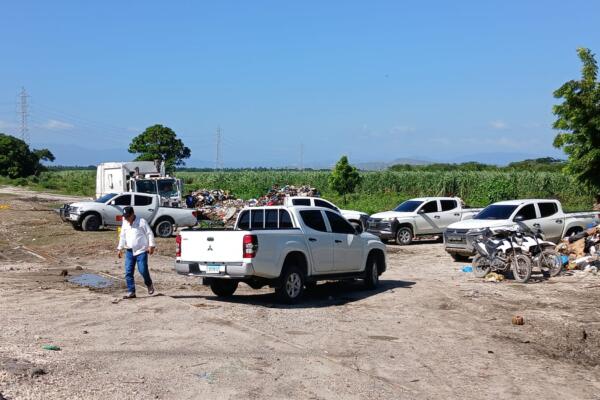 En la entrada que conduce al vertedero se pudo observar varias camionetas del Ingenio Barahona atravesadas en medio del camino / Foto: CDN 