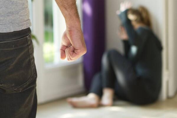 Expertos señalan que la violencia contra la mujer no se limita solo al maltrato físico o verbal, sino que incluye expresiones estructurales más complejas.
