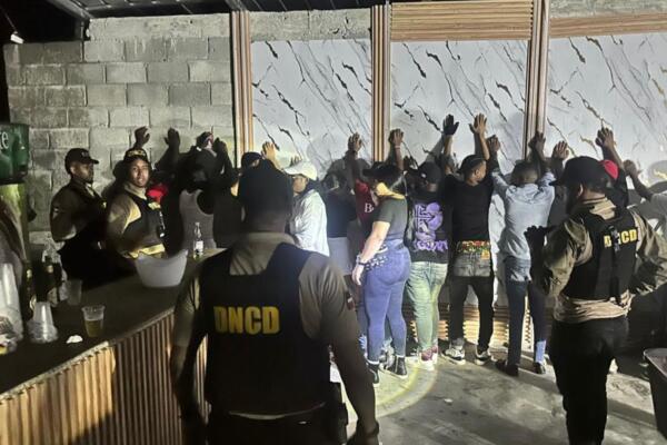 Agentes de la DNCD durante el operativo.