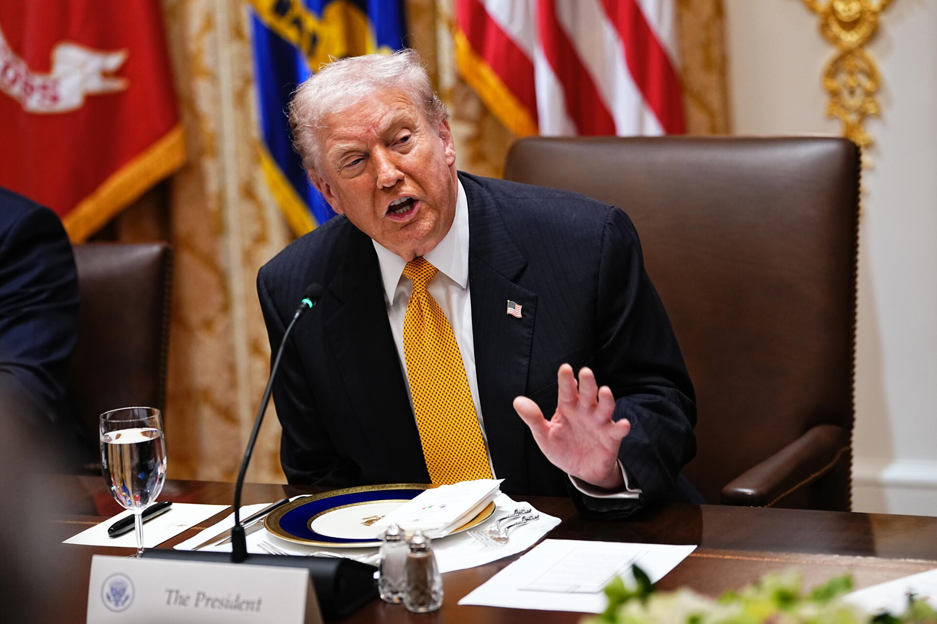 Trump acude al Supremo para frenar orden que le obliga a pagar cupones alimenticios