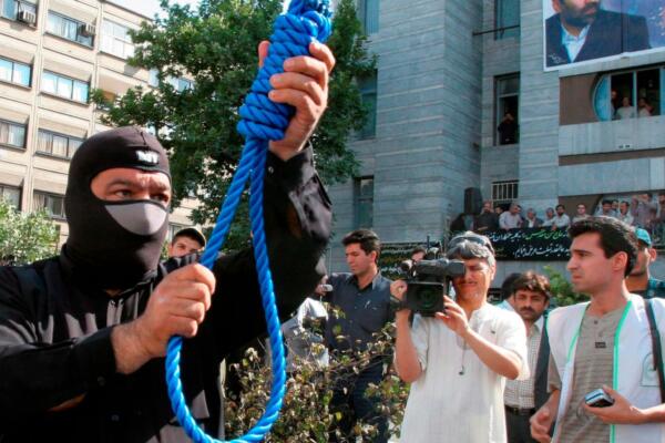 Irán, que lleva a cabo estos procedimientos mediante ahorcamiento.