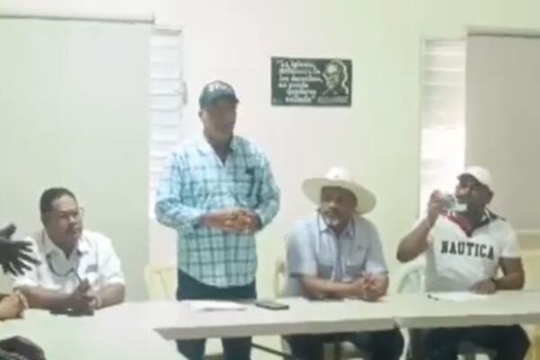 Autoridades de Dajabón durante la reunión.