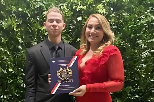 La vocera de la PN junto a su hijo fallecido Brayan Joel López.