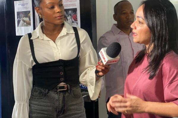 La ministra de Interior y Policía en una visita a las instalaciones de Grupo Multimedios el Caribe / Foto: CDN