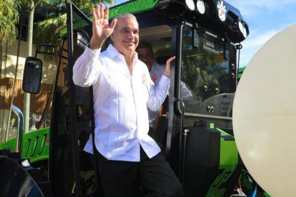 El presidente Luis Abinader entregó este martes maquinaria agrícola de última generación.