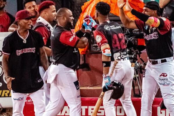 De su lado, por los Gigantes abrió Jake Faria, con labor monticular de cuatro episodios de cuatro imparables, dos carreras, una transferencia y cinco bateadores abanicados. 