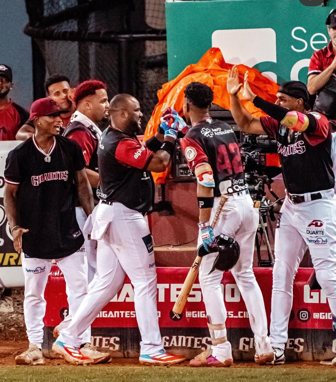 De su lado, por los Gigantes abrió Jake Faria, con labor monticular de cuatro episodios de cuatro imparables, dos carreras, una transferencia y cinco bateadores abanicados.