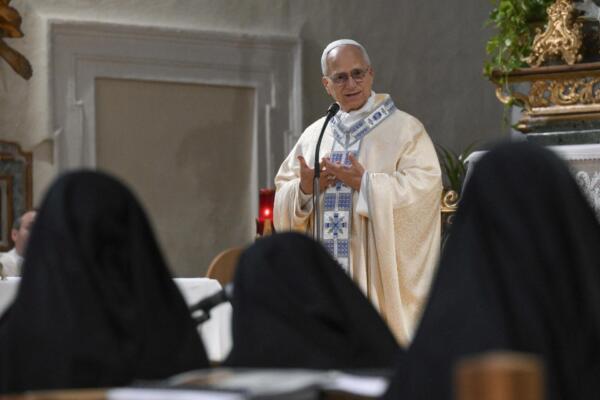 Esta fotografía, distribuida el 20 de noviembre de 2025 por la Oficina de Prensa del Vaticano (Vatican Media), muestra al Papa León XIV celebrando la misa en el Monasterio de las Hermanas Agustinas de Santa Clara de la Cruz en Montefalco. (Foto: VATICAN MEDIA / AFP
