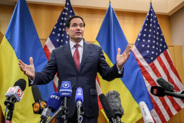 El secretario de Estado de EE. UU., Marco Rubio, ofreció una conferencia de prensa tras unas conversaciones a puerta cerrada sobre el plan estadounidense para poner fin a la guerra en Ucrania en la Misión de EE. UU. en Ginebra, el 23 de noviembre de 2025. (Foto de Fabrice COFFRINI / AFP)
