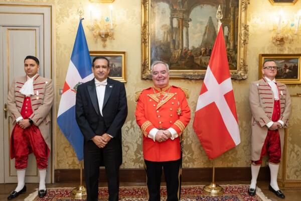 El embajador Víctor Suárez Díaz entrega sus credenciales al Gran Maestro Fray John Dunlap en el Palacio Magistral, Roma.