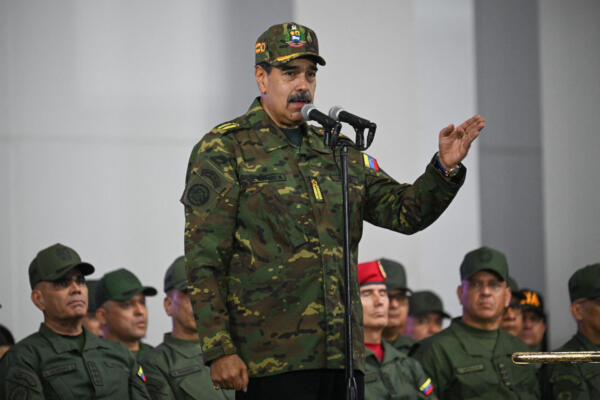 El presidente de Venezuela, Nicolás Maduro, pronuncia un discurso durante una ceremonia militar en Fuerte Tiuna, Caracas, el 25 de noviembre de 2025. (Foto: Federico PARRA / AFP)

