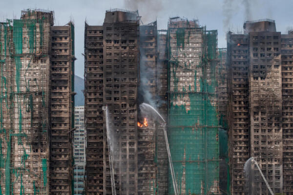 El enorme incendio que calcinó un complejo de rascacielos residenciales y causó al menos 65 muertos.