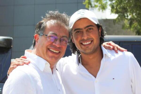 El presidente de Colombia Gustavo Petro (izquierda) junto a su  hijo Nicolás Petro (derecha)