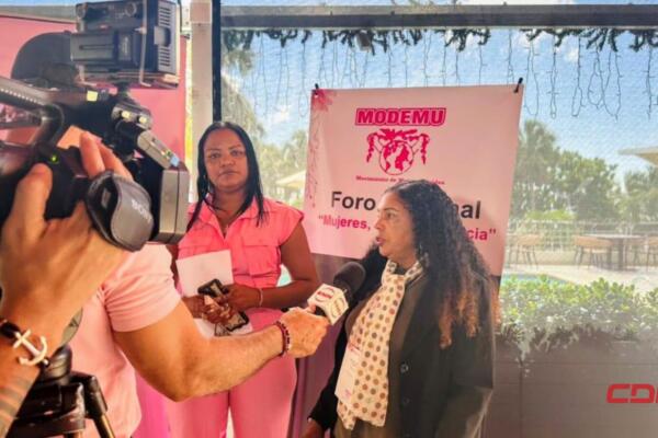 Representantes de MODEMU exponen los hallazgos del informe sobre violencia, discriminación y acceso desigual a la justicia que enfrentan las mujeres trabajadoras sexuales en la República Dominicana.