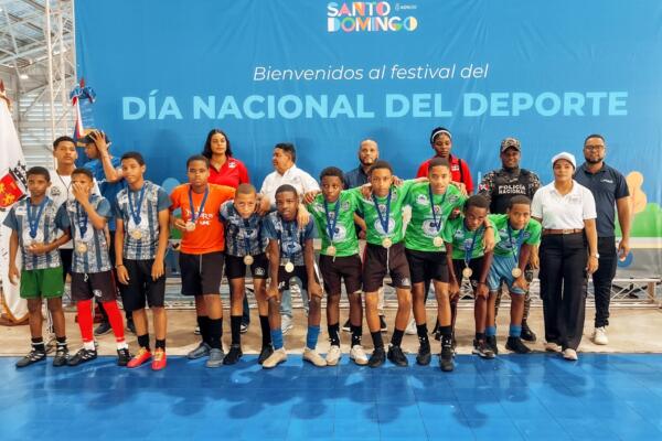 Los jóvenes atletas participaron en una caminata 3km y compitieron en béisbol, baloncesto, fútbol y voleibol.