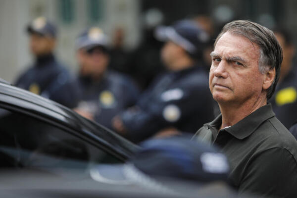 El expresidente brasileño (2019-2022), Jair Bolsonaro, sale del hospital DF Star de Brasilia el 14 de septiembre de 2025, tras someterse a una serie de exámenes médicos, mientras permanece bajo arresto domiciliario. El 21 de noviembre de 2025, sus abogados solicitaron que se le permitiera cumplir una condena de 27 años de prisión por conspiración golpista bajo arresto domiciliario, alegando problemas de salud. (Foto de Sergio Lima / AFP)