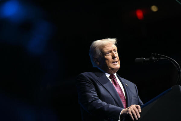 El presidente estadounidense Donald Trump pronuncia un discurso en el Foro Empresarial Estadounidense en el Centro Kaseya de Miami el 5 de noviembre de 2025. (Foto de Brendan SMIALOWSKI / AFP)
