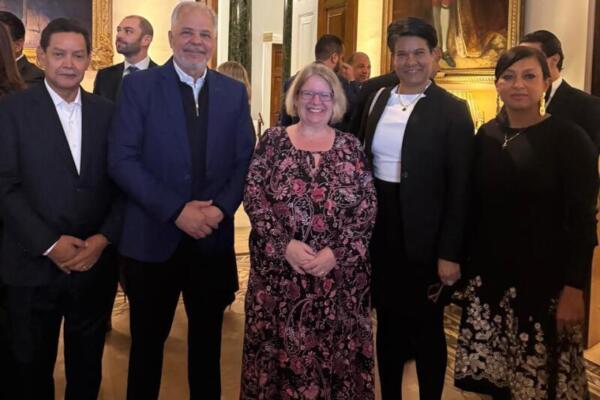 Delegación de Egehid participa en Semana Dominicana en Reino Unido