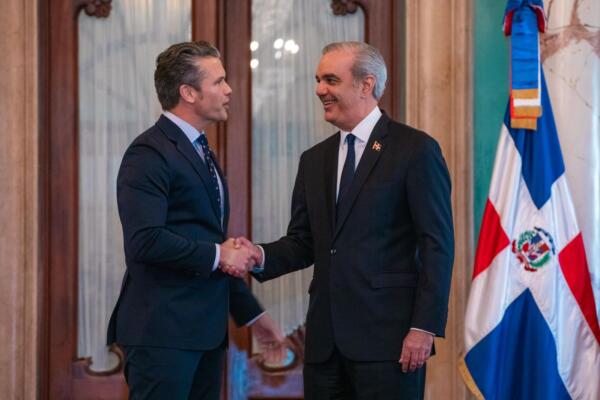 Secretario de Defensa de  Estados Unidos,  Pete Hegseth (izquierda), junto al presidente de la República, Luis Abinader. 
