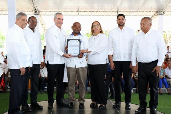 Presidente Abinader entrega 1,445 títulos de propiedad en San Cristóbal