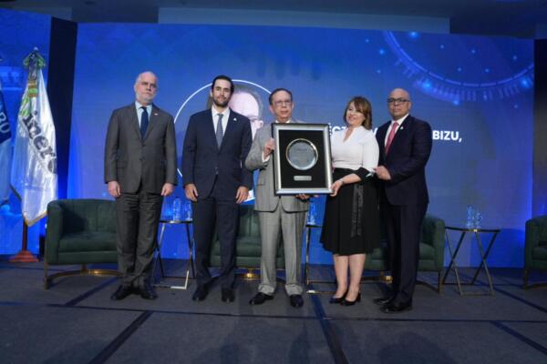 Foro Económico El Dinero reconoce a Valdez Albizu por su trayectoria y aportes a la República Dominicana